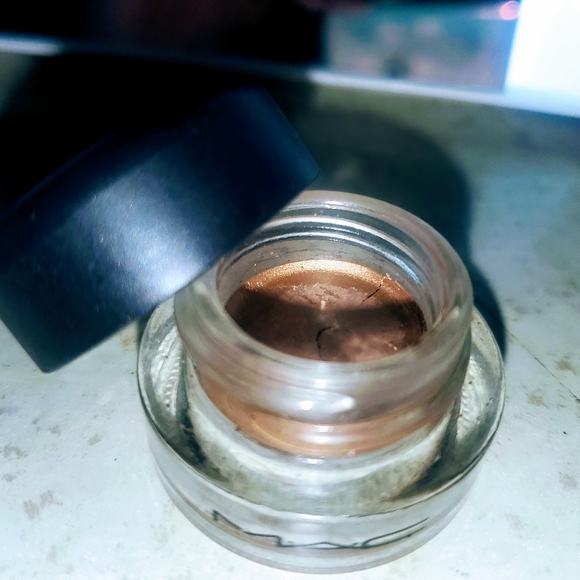 MAC Creme Eyeshadow fluidline in Brassy Special Edition color - Picture 2 of 4